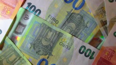 100 Avro Faturası, Dönüşümlü Para Arkaplanı - En İyi Görünüm. Euro Para Birimi. Yeşil Kağıt Para. Yüz Euro banknot. İş, Finans, Para ve Tasarruf Konsepti - Yavaş Dönüşüm Sola