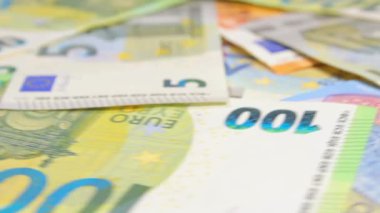 Avrupa Birliği parası: Değişik Euro banknotları. Avrupa para birimi. Renkli Kağıt Para. Bir sürü Euro Cash. Gelir, Gelir, Tasarruf ve Zenginlik Konsepti