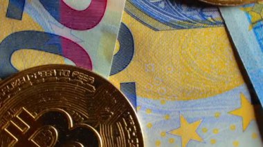 20 Euro 'luk banknotlar üzerine Bitcoin Sikkeleri - Top View, Macro. Euro Para Nakiti ve Kripto Para Birimi. Bir sürü 20 Euro 'luk banknot. Mali durum, Engelleme ve Elektronik Para Konsepti - Yavaş Döndürme Sağı