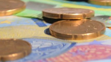 Avrupa Birliği Parası: Değişik Euro Banknotları ve 20 Cent Dönen Paralar - Yakın plan. Avrupa para birimi. Bozuk paralı renkli kağıt para. Bir sürü Euro Cash. Gelir, Gelir ve Para Tasarruf Konsepti