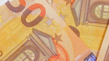 50 Euro 'luk banknotlar, döner para arkaplanı - Top View, Macro. Euro Para Birimi. Turuncu Kağıt Para. Bir sürü 50 Euro 'luk banknot. Ekonomi, Nakit ve Para Tasarruf Konsepti - Yavaş Dönüşüm Sola