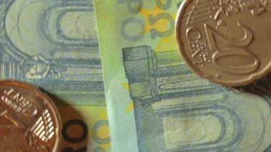 100 Euro 'luk banknotlara 20 Euro Cent madeni parası - Top View, Macro. Euro Para Birimi. Yeşil Kağıt Para. Yüz Euro 'luk banknot. İş, Finans, Nakit ve Para Tasarruf Konsepti - Rotasyon Hakkı