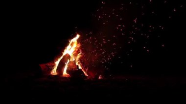 Karanlık Orman 'da Kara Orman' da Gece Ateşi Yanıyor. Ağır çekim. Gece vakti Alevli Kamp Ateşi. Şenlik Ateşi için yer. Ateş Çukuru, Ateş Altında Orman, Uçan Kıvılcımlar ve Duman - Statik Atış