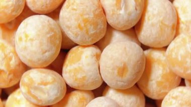 Pişmemiş Sarı Bezelyeler: Kuru Bezelye Mutfak Tablosu, Dokulu Arkaplan - Üst Görünüm, Döndürme. Dağıtılmış Çiğ Bezelyeleri Dönüştürmek. Sağlıklı Yeme İçindekiler - Döndürme