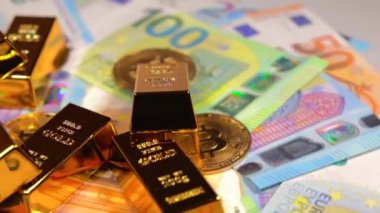 Değişik Euro Banknotları üzerinde Bitcoin bozuklukları olan Fine Gold Bar 'lar. Avrupa para birimi. Renkli Kağıt Para. Bir sürü Euro Cash. Gelir, Gelir, Kripto Para Birikim ve Zenginlik Konsepti