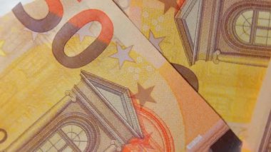 50 Euro 'luk banknotlar, döner para arkaplanı - Top View, Macro. Euro Para Birimi. Turuncu Kağıt Para. Bir sürü 50 Euro 'luk banknot. Ekonomi, Nakit ve Para Tasarruf Konsepti - Yavaş Dönüşüm Sağı