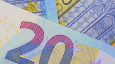 20 Avro Fatura, Dönüşümlü Para Arkaplan - Top View, Macro. Euro Para Birimi. Mavi Kağıt Para. Bir sürü 20 Euro banknot. İş, Finans, Para ve Tasarruf Konsepti - Dönüşüm Sola