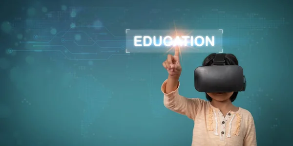 仮想現実のヘッドセットを持つ小さなアジアの女の子の子供は 新しい経験のためにエキサイティングです 将来的に3Dガジェット技術と仮想世界ガジェットゲームやオンライン教育の概念 — ストック写真