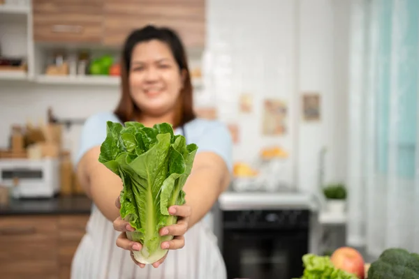 アジアの妊娠は キッチンでインターネットから健康的な食事を調理する方法を学びます 脂肪の女性は 食事のための野菜サラダを準備し 重量を失う 健康的な食事の概念 — ストック写真