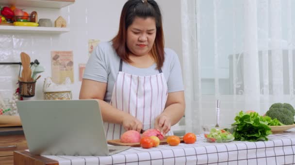 Азійські Вагітні Вчаться Готувати Здорову Їжу Інтернету Кухні Товсті Жінки — стокове відео