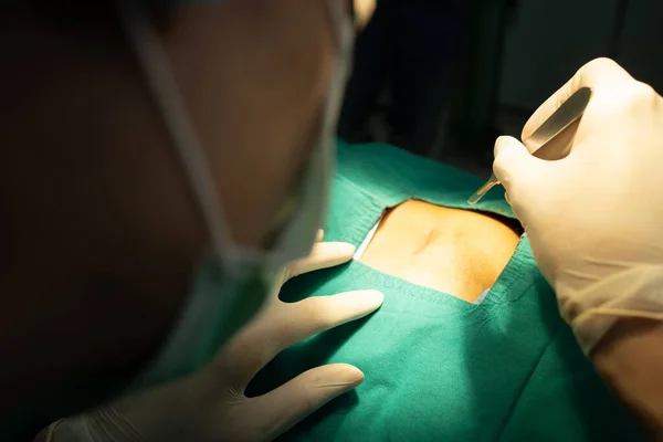 Команда Азіатських Професійних Хірургів Проводить Операцію Операційній Хірургії Асистентах Медсестрах — стокове фото