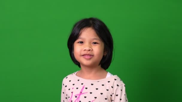 Πορτρέτο Της Ευτυχούς Ασιατικής Κίνησης Κορίτσι Παιδί Μια Κάμερα Πράσινο — Αρχείο Βίντεο