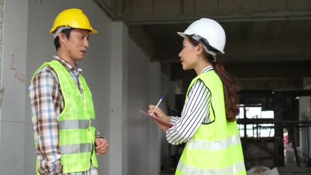 Aziatisch Ingenieur Jonge Vrouwelijke Architect Zet Een Helm Voor Veiligheid — Stockvideo