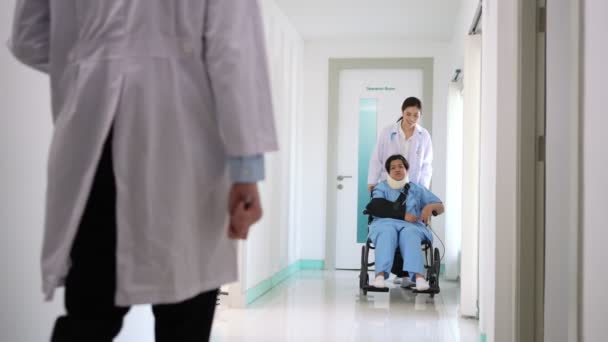 Asiatische Patientin Rollstuhl Nach Unfall Und Gespräch Mit Arzt Chirurg — Stockvideo