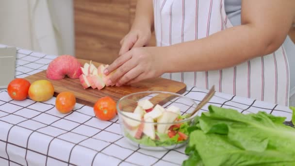 アジアの妊娠は キッチンでインターネットから健康的な食事を調理する方法を学びます 脂肪の女性は 食事のための野菜サラダを準備し 重量を失う 健康的な食事の概念 — ストック動画