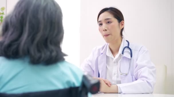 Lekarz Badający Serce Stetoskopem Rozmawiający Starszą Kobietą Klinice Coroczną Kontrolę — Wideo stockowe