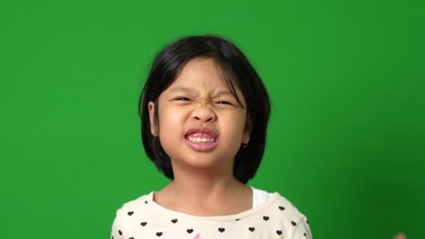 Portret Szczęśliwej Zabawnej Azjatyckiej Dziewczynki Zielonym Tle Ekranu Dziecka Patrzącego — Wideo stockowe