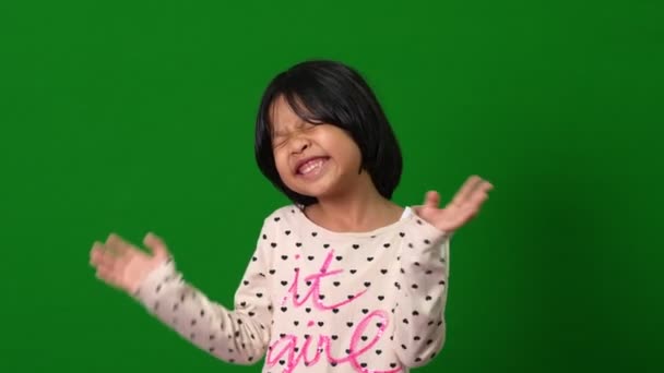 Portret Szczęśliwej Azjatki Ruch Dziewczynki Kamery Zielonym Tle Ekranu Dziecko — Wideo stockowe