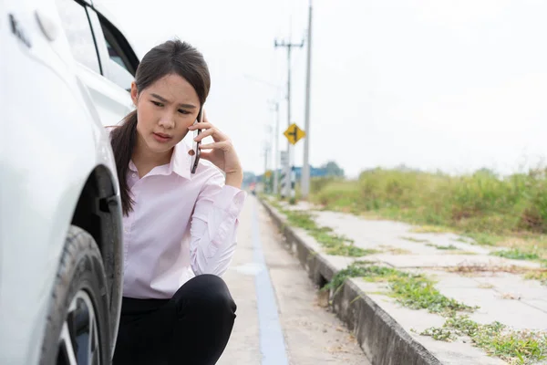 アジアの女性ドライバーは 写真を撮る前に車の事故後の損傷をチェックし 保険を送信します 保険会社に写真や証拠を提出した後のオンライン自動車事故保険金請求 — ストック写真