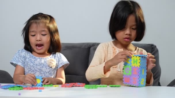 Irmã Asiática Bonito Mesmo Irmãos Grávidas Brincando Com Brinquedo Colorido — Vídeo de Stock