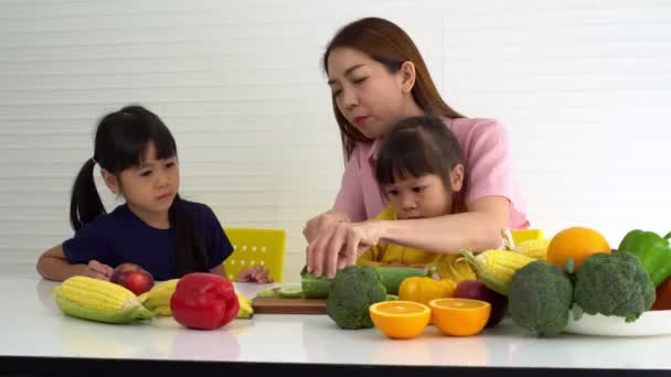 Genießen Sie Asiatische Mutter Unterricht Einer Kleinen Tochter Mit Messer — Stockvideo
