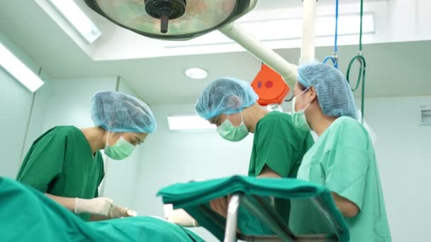 Profesionální Chirurgové Tým Provádí Chirurgii Operačním Sále Chirurg Asistenti Zdravotní — Stock video