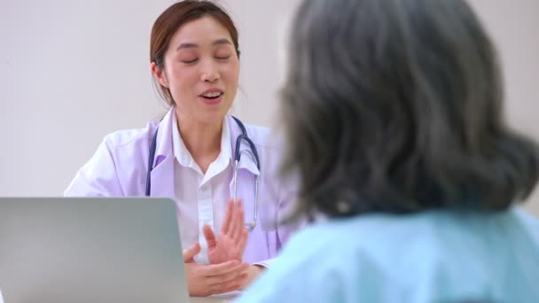 Orvos Vizsgálja Szív Sztetoszkóppal Beszél Egy Idősebb Klinikán Ellenőrzés Éves — Stock videók