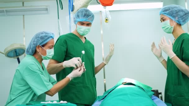 Equipo Cirujanos Profesionales Que Realiza Cirugía Quirófano Cirujano Asistentes Enfermeras — Vídeo de stock