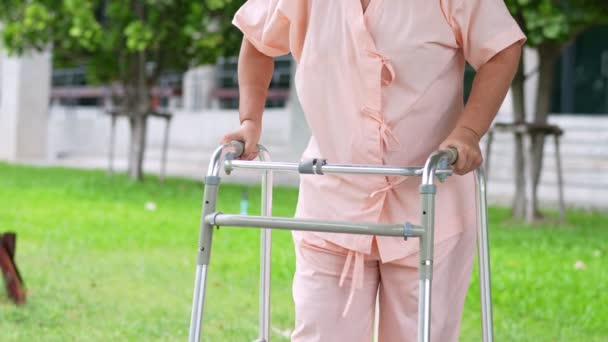 幸せな高齢のアジアの女性は 事故から回復した後 歩行者を使用して病院を歩く 幸せな退職の概念介護者からのケアと貯蓄とシニア健康保険 — ストック動画