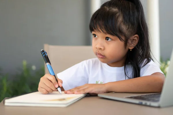 Aziatisch Meisje Student Vasthouden Van Een Pen Voor Het Maken — Stockfoto