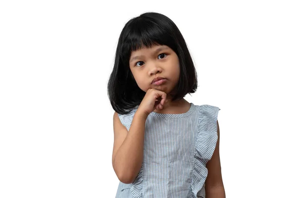 亚洲5岁儿童的画像 她收集头发 用手捂住下巴 在孤立的白色背景上摆出思维的姿势 她是快乐的 青春光彩夺目 教育观念 — 图库照片