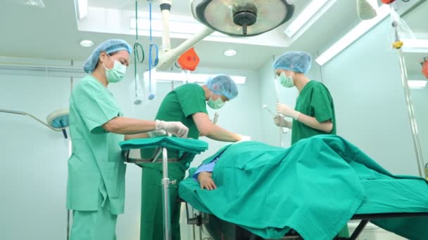 Equipe Cirurgiões Profissionais Que Realizam Cirurgia Sala Cirurgia Cirurgião Assistentes — Vídeo de Stock