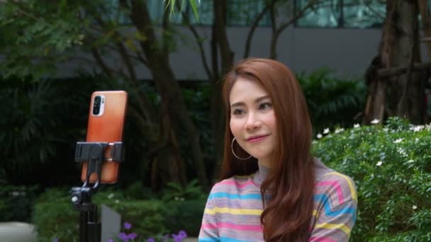 Прекрасна Азіатська Жінка Блогер Використовує Смартфон Трансляцій Соціальних Мережах Говорить — стокове відео