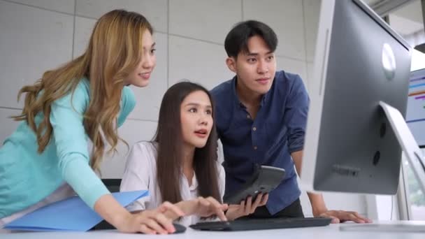Uma Equipe Jovens Empresários Multinacionais Usando Computador Trabalhando Projeto Web — Vídeo de Stock