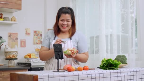 Asian Pregnant Influencer Blogger Make Vlog How Cooking Healthy Meals — Vídeo de Stock