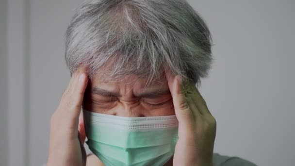 Asiatic Bolnav Poartă Mască Față Medicală Mână Pentru Ține Durerea — Videoclip de stoc