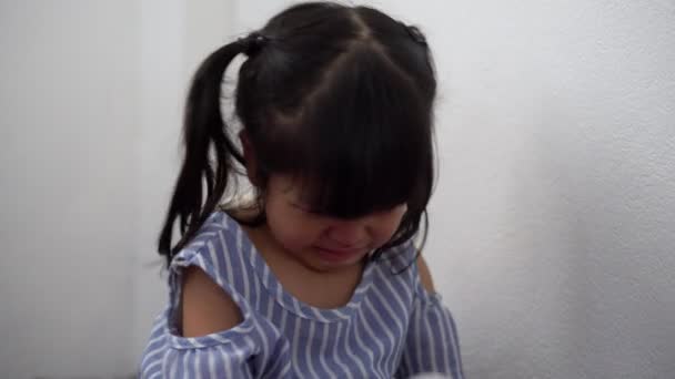 Una Camada Asiática Chica Sentado Habitación Conner Llorando Después Castigado — Vídeos de Stock