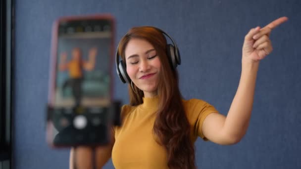 Jovens Mulheres Asiáticas Felizes Belos Blogueiros Usam Fones Ouvido Gravação — Vídeo de Stock
