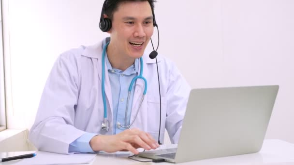 Médica Mulher Asiática Está Visitando Line Com Paciente Aplicativo Internet — Vídeo de Stock