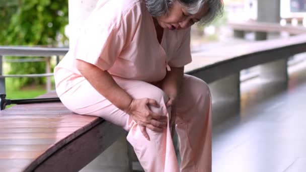 Starsza Kobieta Bolesnym Wyrazem Twarzy Poważnym Bólem Nóg Kolan Mającym — Wideo stockowe