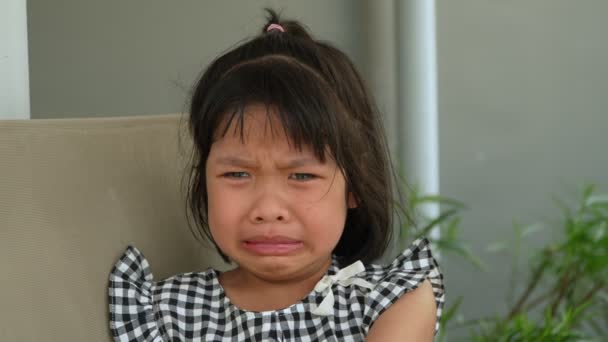 Portrét Asijského Hněvu Smutku Pláče Holčička Emoce Dítěte Když Záchvat — Stock video