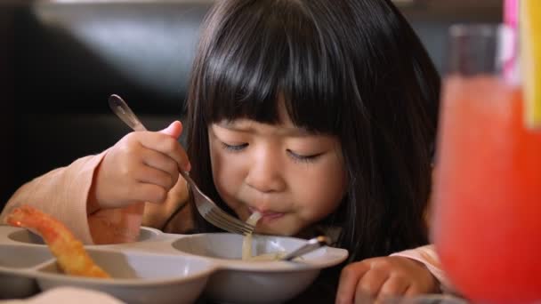 Restoranda Oturan Asyalı Kız Ailesiyle Birlikte Japon Eriştesi Udon Veya — Stok video