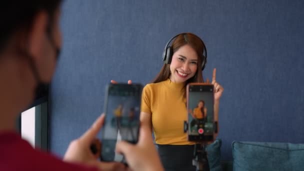 Glada Unga Asiatiska Kvinnor Vackra Bloggare Använder Hörlurar Och Spela — Stockvideo