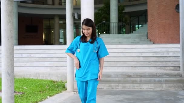 Portrait Young Professional Asian Female Doctor Walking Building Pick Smartphone — Vídeo de Stock