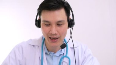 Asyalı kadın doktor internet başvurusunda bir hastayı ziyaret ediyor ve semptomları dinliyor ve ilk hastalığın nasıl tedavi edileceğini anlatıyor:.