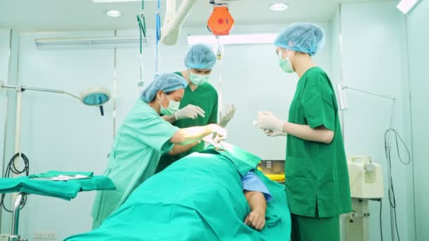 Team Chirurghi Professionisti Che Eseguono Interventi Chirurgici Sala Operatoria Chirurgo — Video Stock
