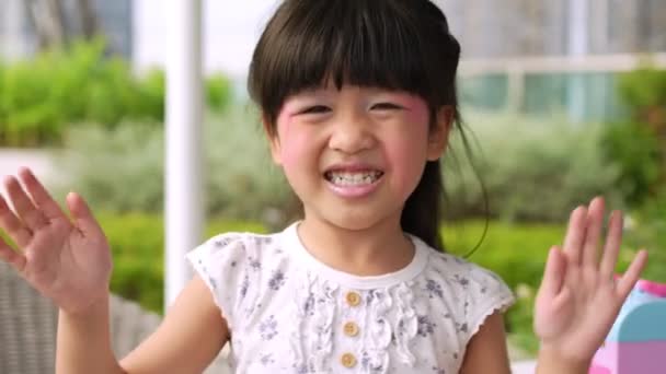 Портрет Смешная Маленькая Азиатская Девочка Большой Улыбающийся Ребенок Глядя Камеру — стоковое видео