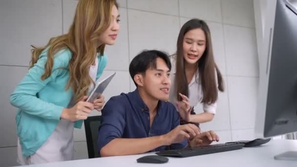 Ein Team Junger Multinationaler Geschäftsleute Die Computer Benutzen Und Einem — Stockvideo
