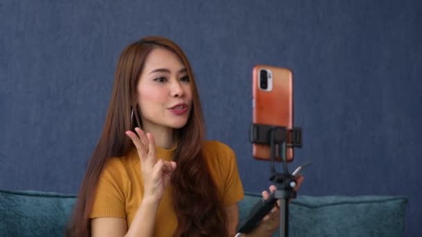アジアの女性ライフコーチのビデオでは 学生とビジネスの成功を提案しています ソーシャルメディアでの若い起業家ストリーミング 自由とアクティブなライフスタイルの概念 ライブビデオを介して販売を通信 — ストック動画