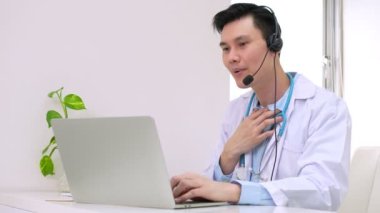 Asyalı kadın doktor internet başvurusunda bir hastayı ziyaret ediyor ve semptomları dinliyor ve ilk hastalığın nasıl tedavi edileceğini anlatıyor:.